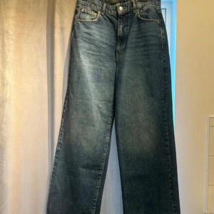 Jeans  - Perfect Jeans Gina Tricot  Storlek 42 passar även strl 40 Mörk blåa Kvinna  Midjemått: 80cm Innerbenslängd: 84cm Högmidjade och utsvängda