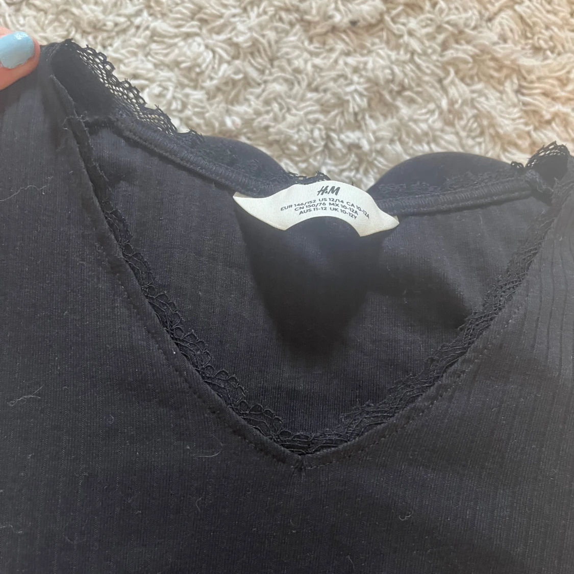 Svart långärmad med spets urringning  - 92