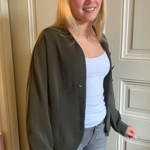 Grön kofta - Så fin kofta/kavaj i den finaste gröna färgen💚köpt second hand så vet ej hur mycket den är använd, men den är i väldigt bra skick! 