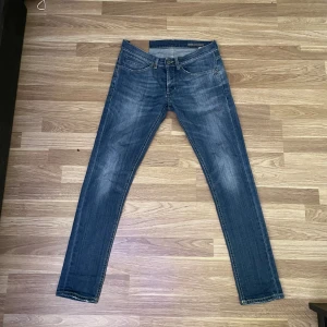 Dondup jeans george  - Tjena, säljer nu mina navy dondup jeans i storlek 31/31 slim fit, mycket bra skick använda ca 10 gånger inga skador eller flaws fläckar eller liknande, pm vid intresse 🤝