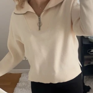 Tröja - Säljer denna snygga, mysiga tröjan. Inte använd mer en ett fåtal gånger, fint skick. Hör av er om ni undrar något💞