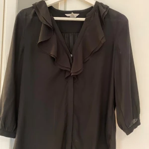 Hm blus med volanger  - Söt hm blus med volanger 
