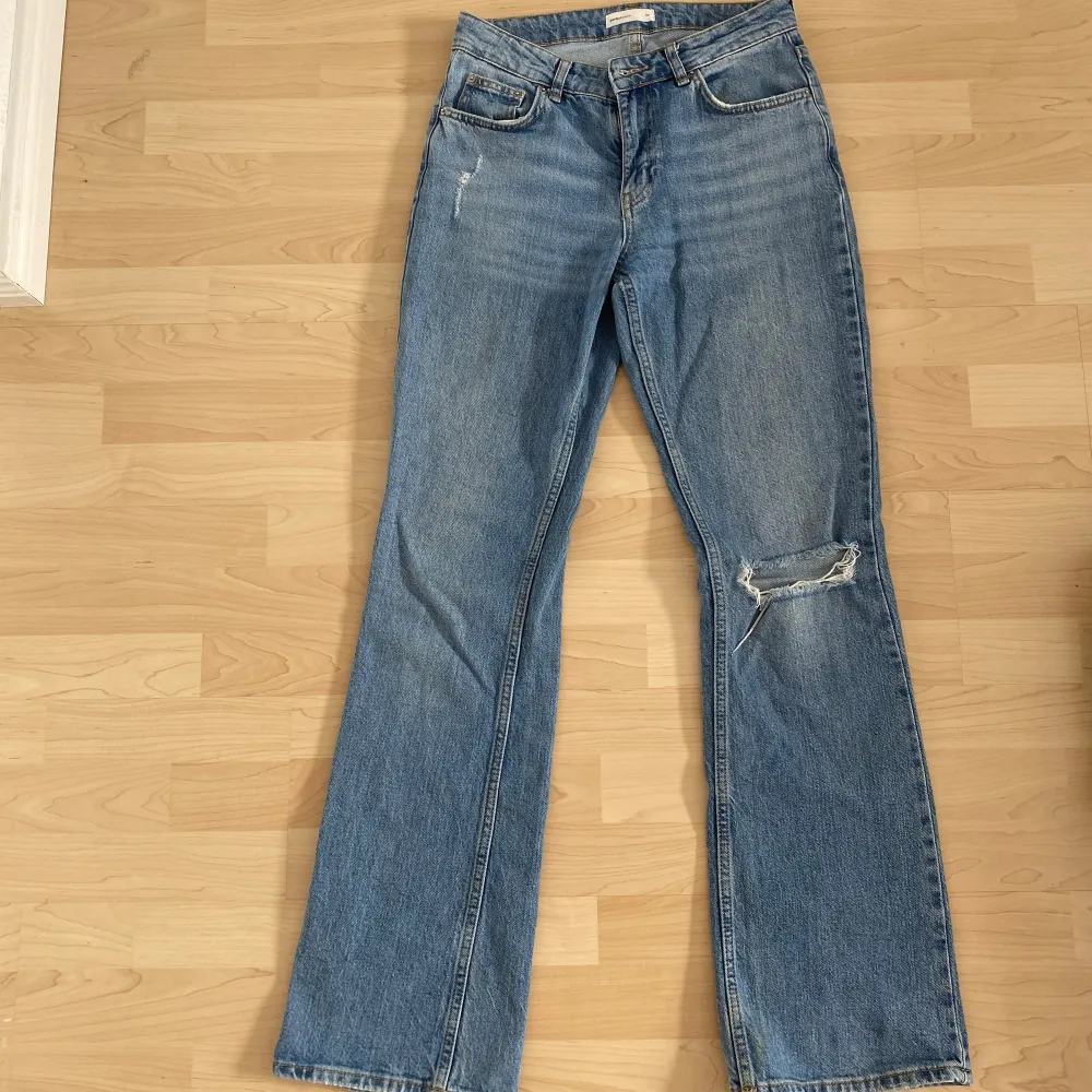 Säljer pågrund av att jag har andra jeans som jag använder mer. Kan skicka fler bilder om någon vill ha. Jeans & Byxor.