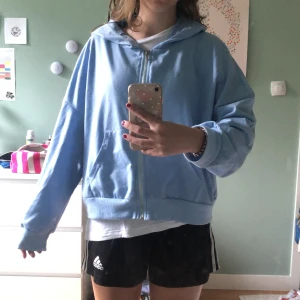 Blå zipup hoodie - Använd 10 ggr mer eller mindre men fint skick 🩵Köpt på loppis innan man från Schein från början. Strl XL men ganska korta ärmar så funkar på barn/ mindre storlekar