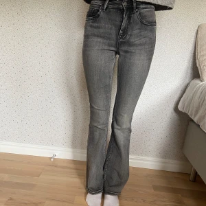 Jeans  - Säljer mina bootcut jeans från Vero Moda. Använt ett fåtal gånger så jeansen är i bra skick. Materielet är mjukt och jeansen är stretchiga. 