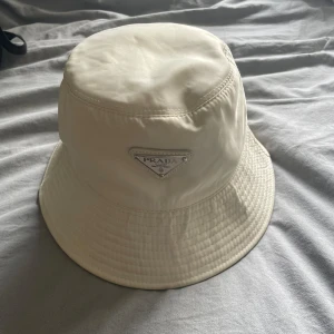 Prada buckethat - Säljer nu min Prada hatt, som är i fantastisk skick. De är bara att skriva om du har några frågor(: