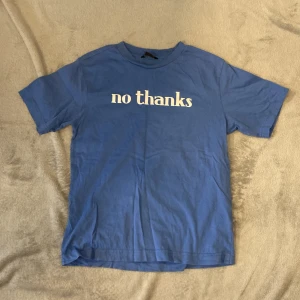 T-shirt  - Det är en blå tröja