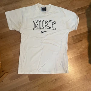 Nike t shirt - Vit nike t shirt storlek S loss fit