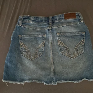 Lågmidjad Jeans kjol - Jätte gullig jeanskjol från hollister den är sparsamt använd med jätte fina fickor där bak /pris kan diskuteras 