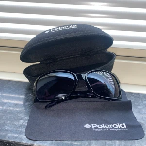 Solglasögon  - Fina solglasögon vet inte vad de har för märke men de står på solglasögonen 