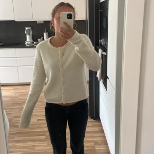 Stickad kofta - Säljer denna supersnygga stickade kofta från Gina ❤️