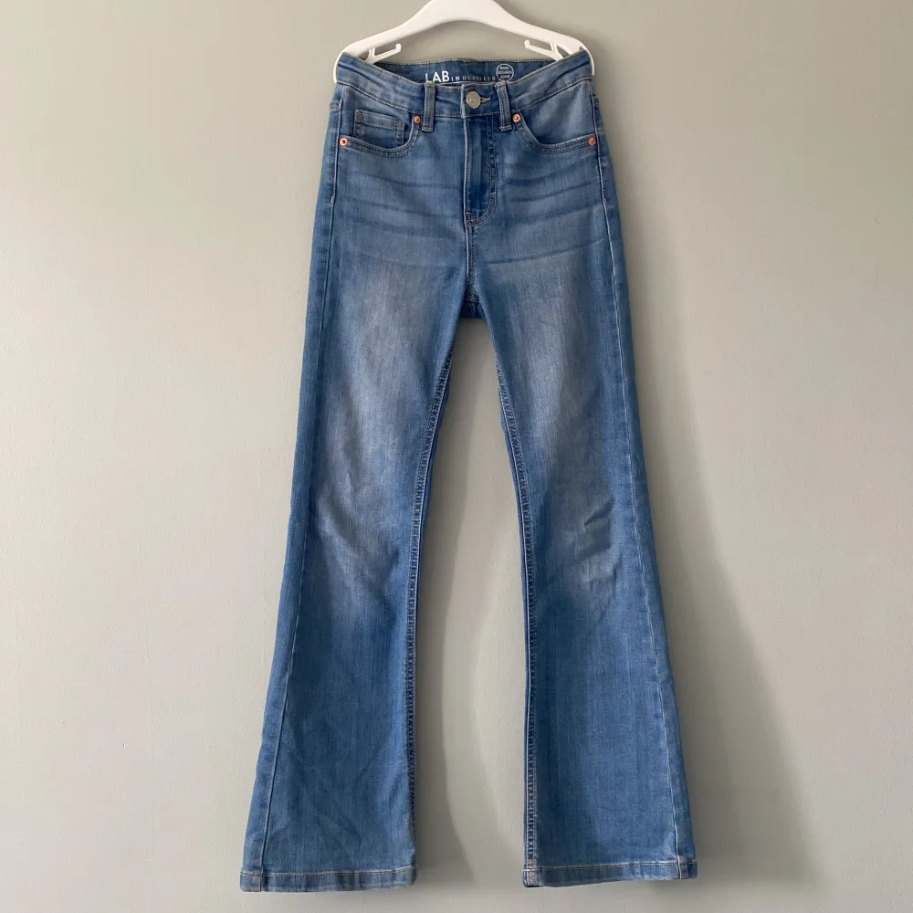 Storlek 140. Fint skick men lite fläckiga längst ner på jeansen. High wast Jeans med utsvängda ben . Jeans & Byxor.