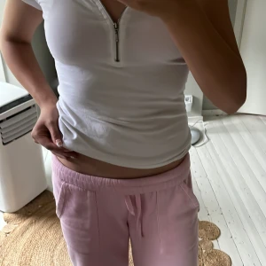  T-shirt -  Säljer denna vita t-shirt. Har en dragkedja som funkar perfekt. Säljer för att den ej används längre.