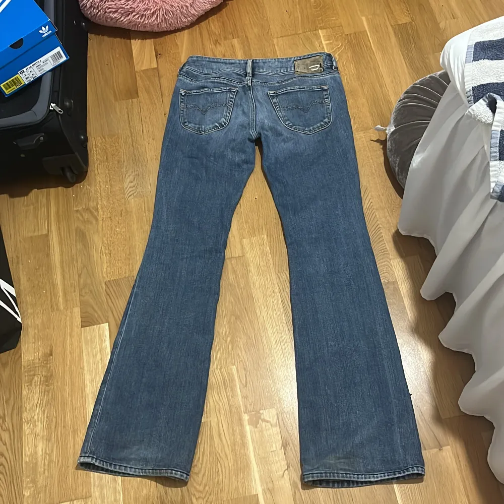 Low waist bootcut Diesel jeans i storlek S och 38 cm tvärs över midjan och 80cm i innerbenslängd💗. Jeans & Byxor.