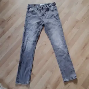 Helt nya oanvända jeans i grått. De är bara tvättade. Str W30 L32