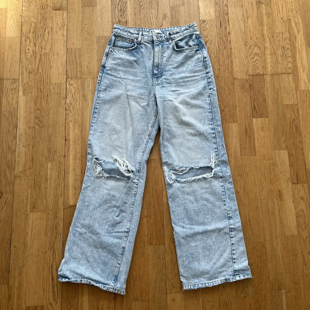 Snygga jeans från GinaTricot. Storlek 38. Högmidjade och har en baggy passform. Säljer för att de är lite för långa för mig som är 168cm.. Jeans & Byxor.