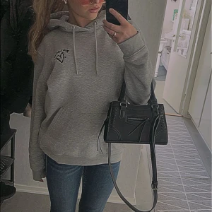 Grå mon amour hoodie  - Inte använd så ofta och i jättefint skick 