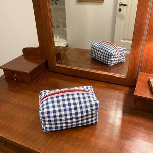 Ginghamrutig necessär - Egensydd necessär i unika och återvunna tyger! Den är rymlig och går att tvätta i 30 grader eller handtvättsprogrammet🌼 