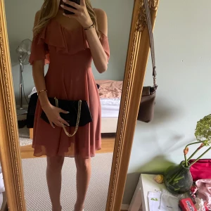 Klänning  - Söt rosa klänning. Endast använd en gång när jag va bröllops gäst. Priset går att diskutera 