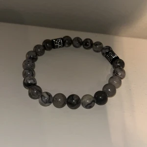 John  Henric pärlarmband - Säljer detta snygga armband ifrån JOHN HENRIC. Armbandet är oanvänd. Låda med annat följer med . Hör gärna av er för frågor !  Nytt pris :300