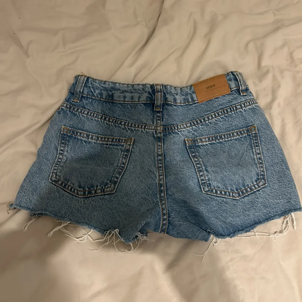 Ett par snygga jeans shorts. Dom är i bra skick utan att den har spruckit lite på sida ( se bild 4) skriv om ni vill ha fler bilder på de💕. Shorts.