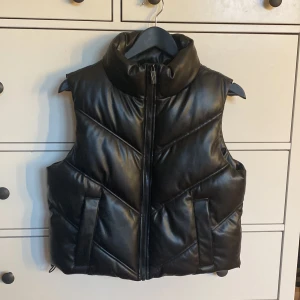 Skinn väst  - Svart skinnväst som aldrig kommit till användning 💖💖