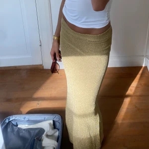 Lång kjol  - Jätte fin guld glittrig kjol, använd två gånger:)