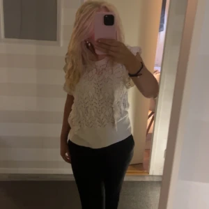Spets tröja - En jättefin tröja från Lindex. Är i bra skick. Den är i storlek M men passar också S väldigt bra.
