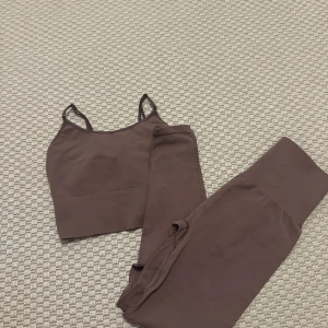 Set från H&M - Tränings set från H&M. Storlek : topp (M) leggings (S) 