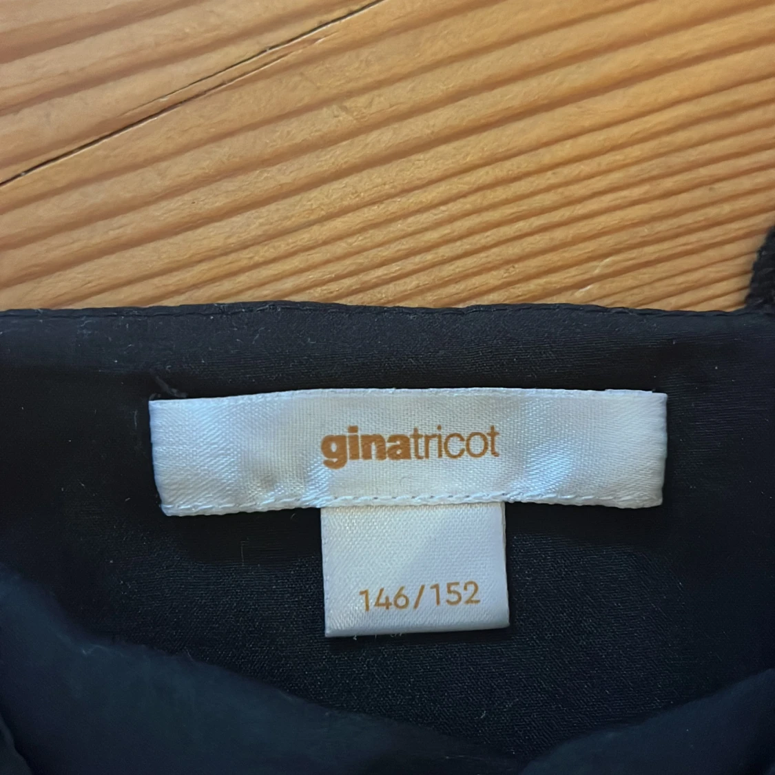 Svart klänning med volanger  - 91