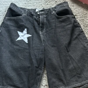 Shorts  - Shorts med påsydd stjärna (som går enkelt att sprätta bort)i storlek XXL. Skitsnygga att ha med skärp för en oversized look 