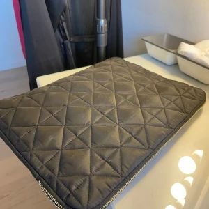 Datafodral  - Säljer detta fina datafodralet från H&M, använt 2-3 gånger så det är som ny. Passar perfekt nu till skol starten. 