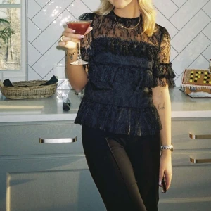 By Malina topp - Säljer denna spets topp från By Malina i storlek XS. Den är endast använd 1 gång! Den har ett tyg bakom spetsen från den första volangen och nedåt🤍