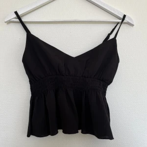 Svart topp - Svart topp från Shein. Endast använd en gång.