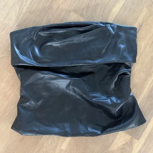 Skinn topp zara - Svart topp från zara storlek M