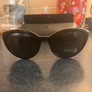 Prada sunglasses 0pr 02vs 1ab5s0 5420  Fick dessa i gåva men tycker inte att jag passar i modellen. Har endast provat dem och de är i nyskick. Nypris som ni ser på lappen på är 2800kr. Kan skickas om köparen står för frakt. 