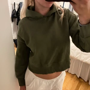 hoodie - snygg grön hoodie från zara i jättebra skick!