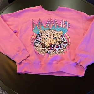 Rosa leopard - En jätte fin tröja från hm. Andvänt några gånger. 