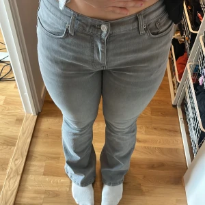 Gråa lågmidjade bootcut jeans  - Från Gina tricot, ljus gråa, använt 2 gånger, tyvärr kommer dem här fina lågmidjade byxorna inte till användning. Utsvänga där nere.  Väldigt sköna, bekväma, priset går att diskutera 