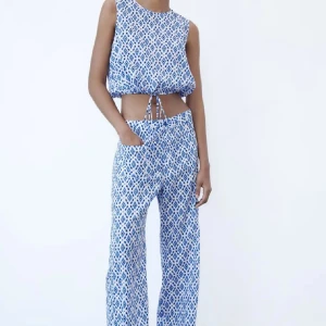 Zara set - Blått mönster set från zara!! Tröjan har snören som man kan knyta åt om man vill!