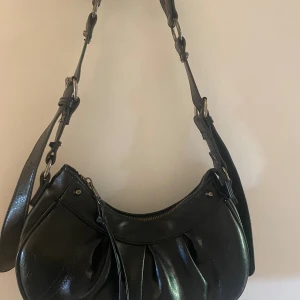 Axelväska  - Säljer denna väska från ginatricot. Den har inga defekter och bandet går att justera. 