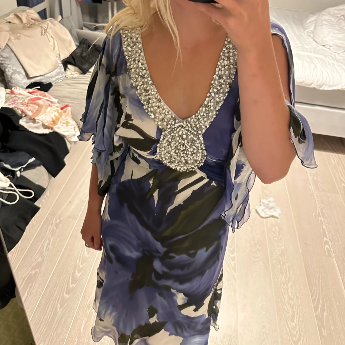 Blommig klänning med pärldetaljer - 92