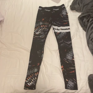 Stronger träningsbyxor - Använda, ser inga skador på den. Fråga om fler bilder om det behövs.❤️Nypris: 899kr. Pris kan diskuteras.