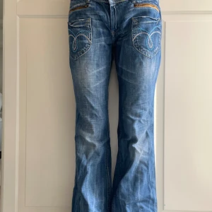 Lågmidjade bootcut Pepe jeans  - Midjemått: 39cm  Innerbenslängd: 79  Bra skick och kvalite. Fickor både fram och bak. Skriv vid funderingar💗