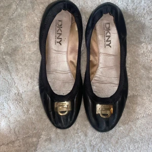 DKNY ballerinaskor - Ett par dkny ballerina skor i storlek 38. 