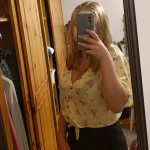 Gul blommig blus i storlek M - Väldigt bra skick och använd ungefär två gånger. Säljs då den knappt används. Jag brukar ha storlek S men denna funkar för mig också. (Tänk på att den är lite genomskinlig) 