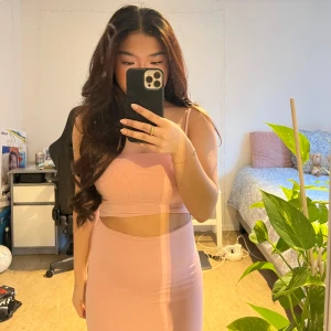 Rosa klänning  - Säljer denna rosa klänning för den inte ha kommit till användning. Den är aldrig använt, bra skick, skriv vid minsta lilla fundering 💕