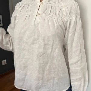 Vit blus  - Vi säljer denna söta blus ifrån Zara. Den är aldrig använd och har därför prislappen kvar. På bilden ser den lite skrynklig ut men den går självklart att strykas! 