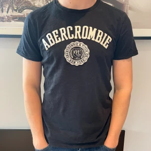 Abercrombie & Fitch t-shirt - Säljer min t-shirt från Abercrombie & Fitch som inte kommer till användning längre! 🤝 Storlek S men sitter mer som en M. 🥃 Nypris: 349kr, mitt pris: 59kr! ⚡️Kom dm vid frågor eller funderingar!  