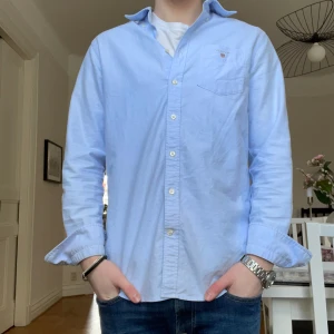 Gant skjorta - Helt ny gant skjorta. Endast testad. Säljer pågrund av att den var för stor. Hör av er vid frågor // MVH Adam🙌🏻